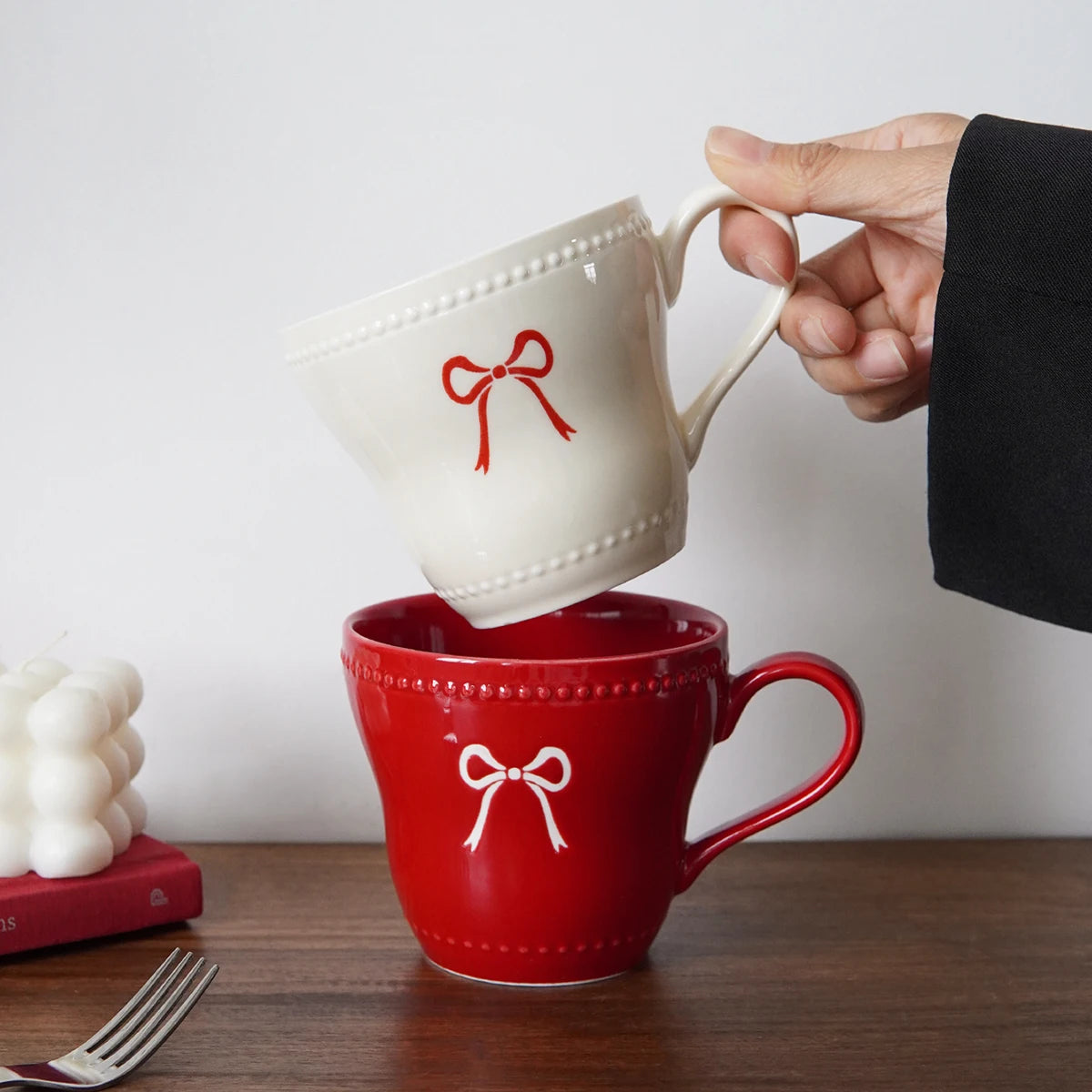 1Pc Ceramic Mug with Bowknot Design, Pearl Dot Lace Design, Exquisite and Simple Bowknot Mug Coffee Cup, Suitable for Home Decoration, Daily Breakfast Drinking Cup, Afternoon Tea Coffee Cup, Restaurant Cafe Latte Art Cup, Gif