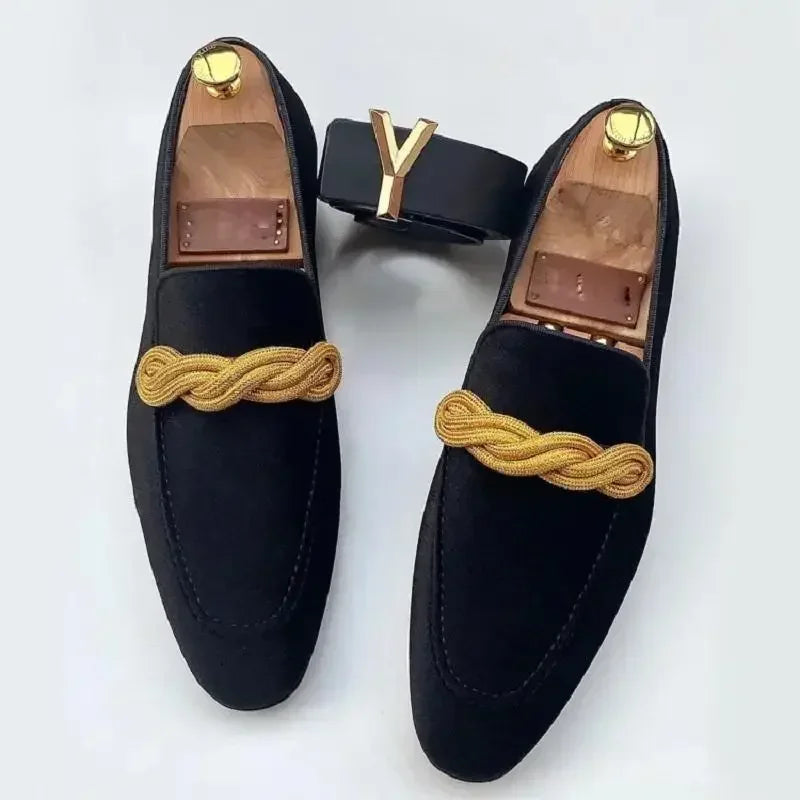 Fashionable Men Loafers Classic British Style Suede Deerskin Casual Dress Brooch Twisted Personality Small Leather Shoes 2024